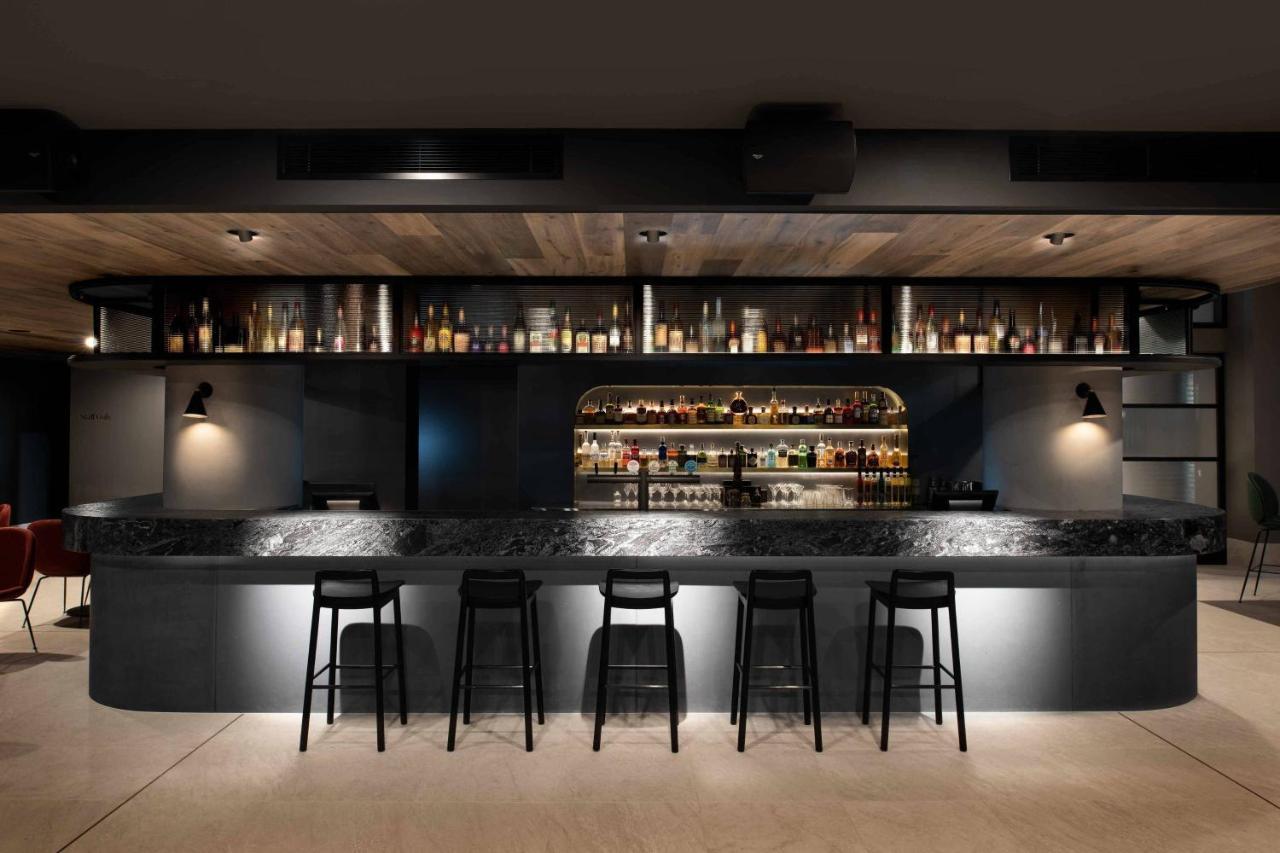 Midnight Hotel, Autograph Collection Канберра Екстер'єр фото The bar at the restaurant