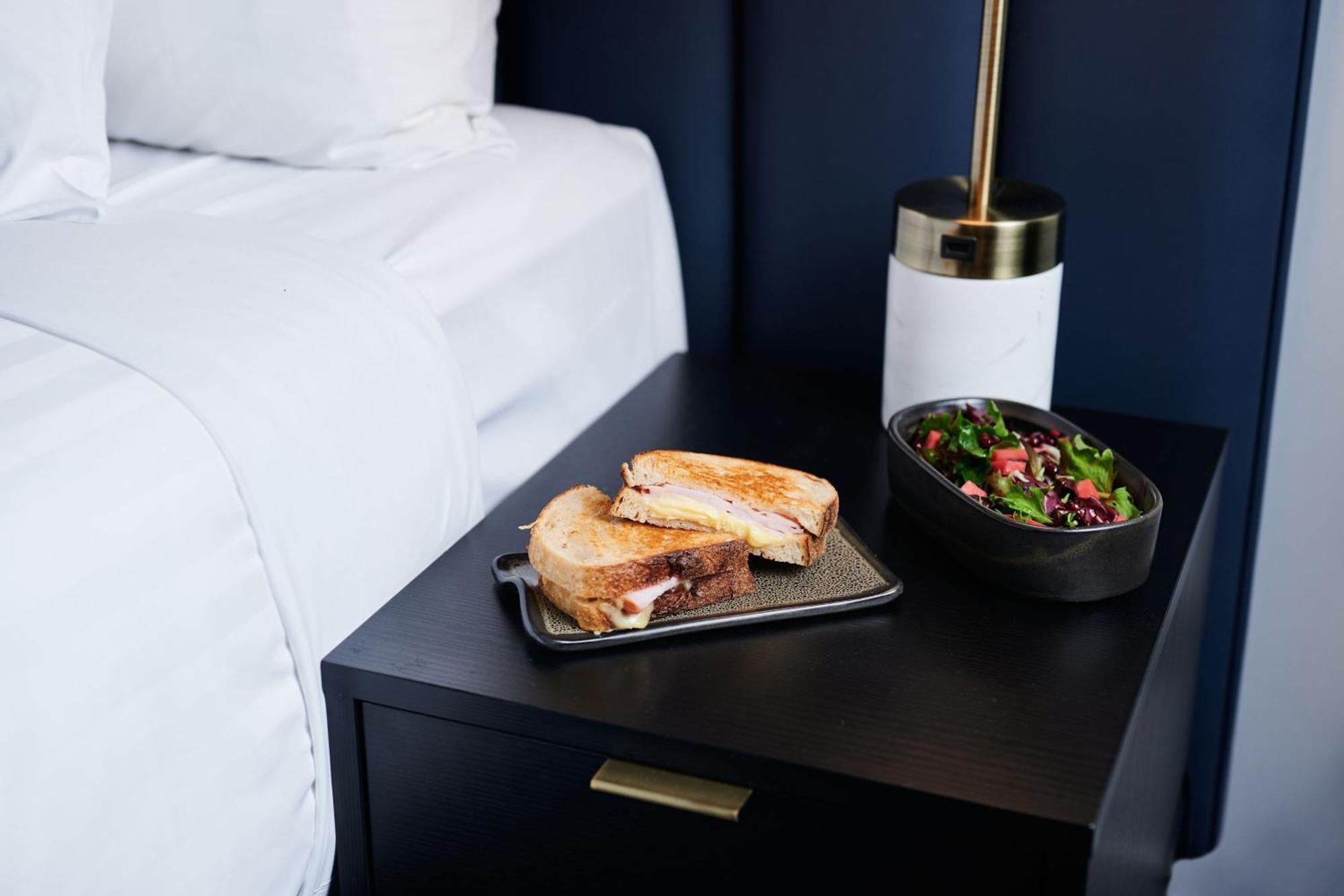 Midnight Hotel, Autograph Collection Канберра Екстер'єр фото Room service at the London West Hollywood