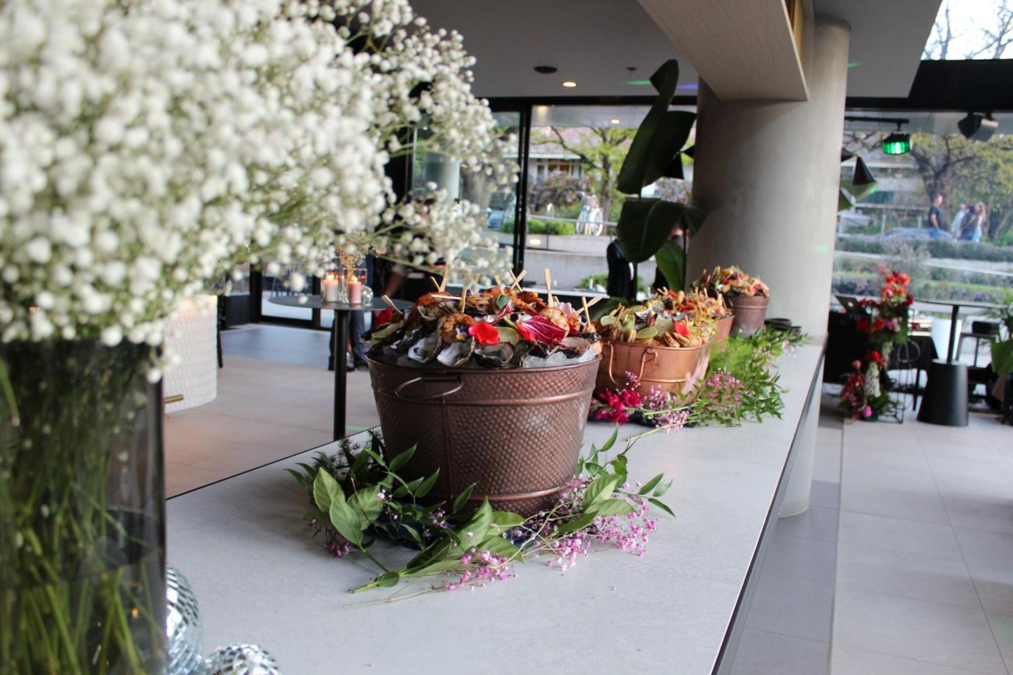 Midnight Hotel, Autograph Collection Канберра Екстер'єр фото Flower arrangement at the entrance of the hotel